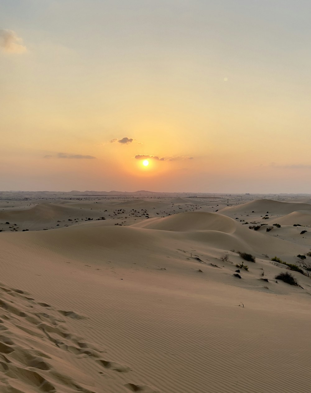 El sol se está poniendo sobre las dunas de arena