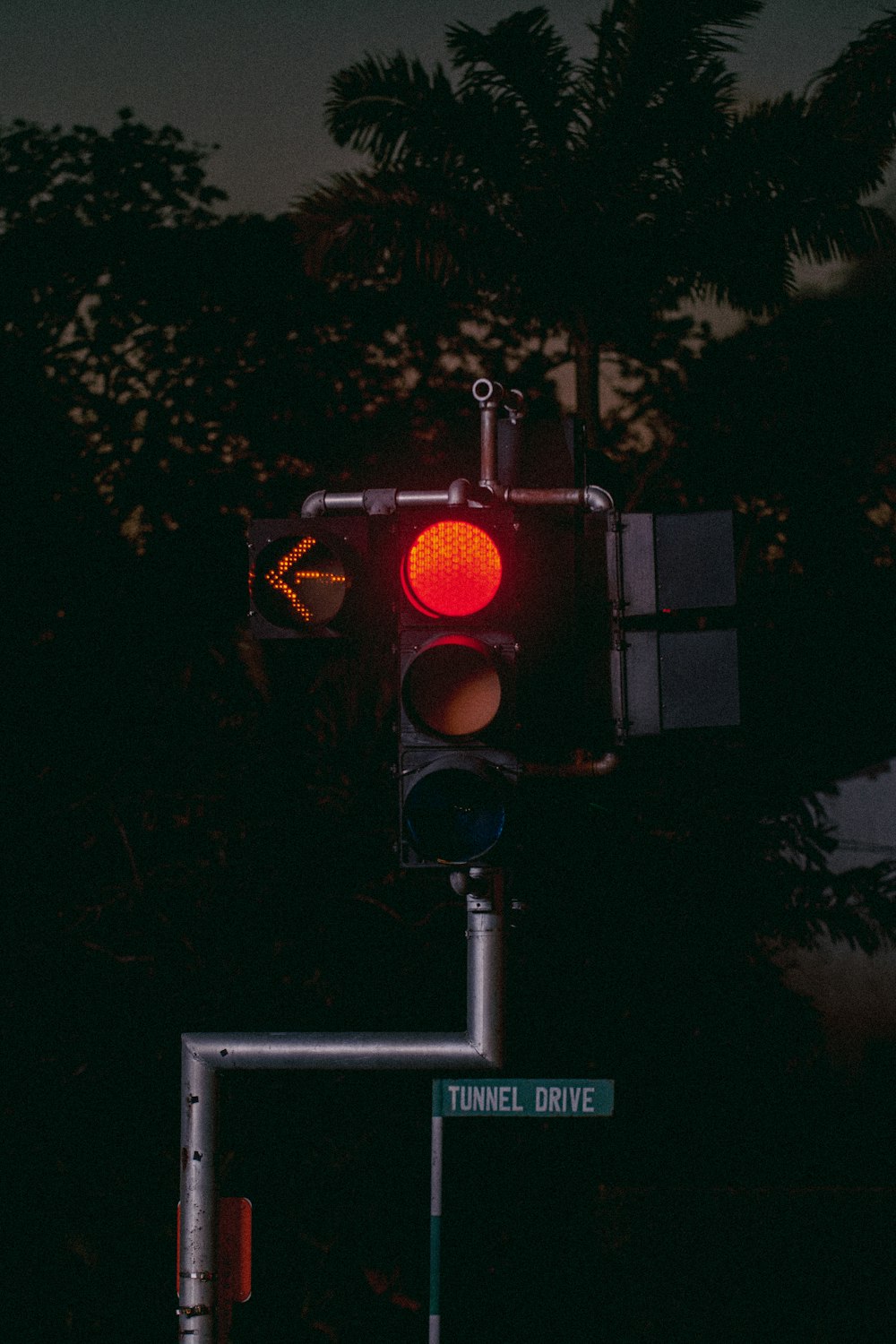 a traffic light with a red light on it