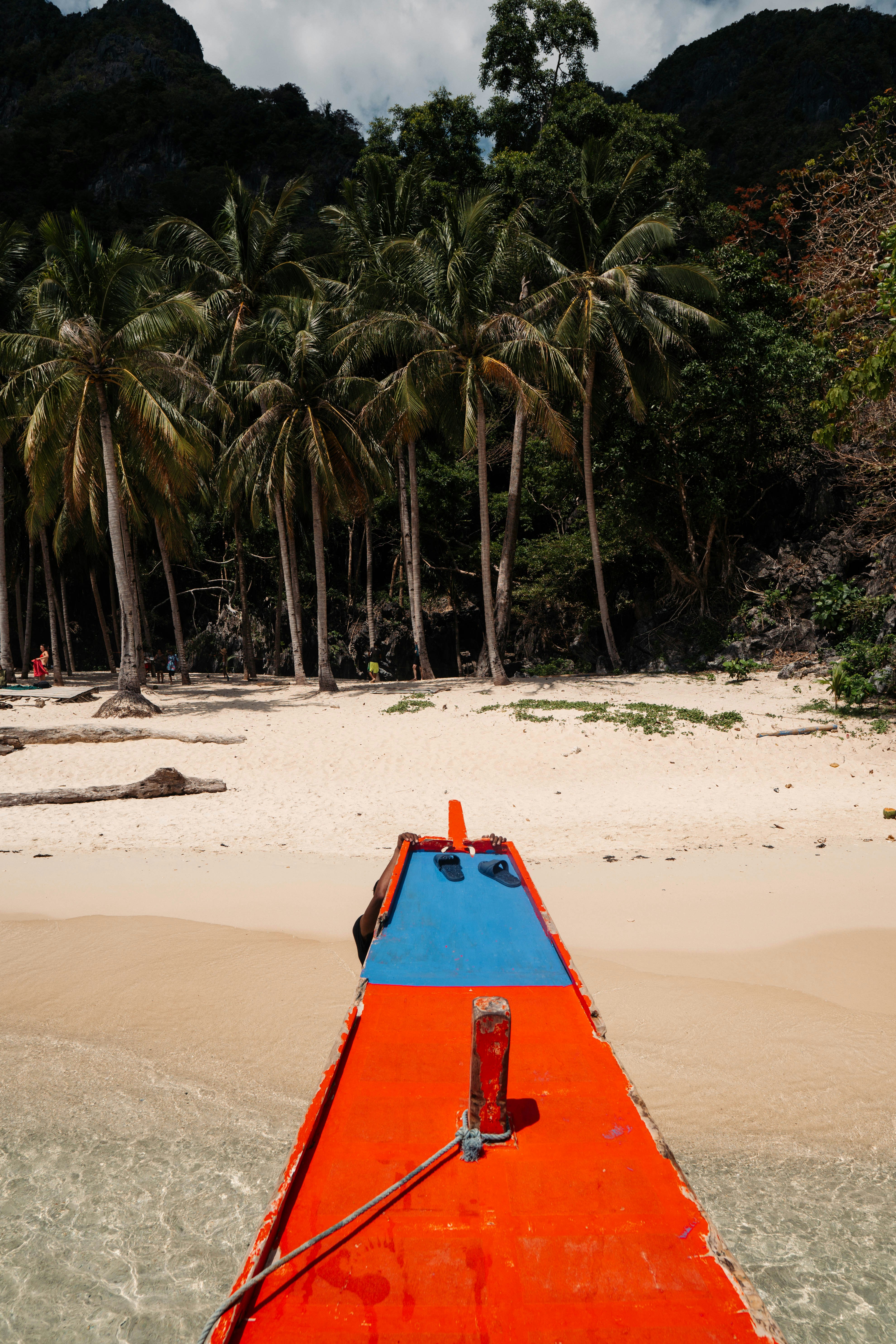 a boat sitting on top of a sandy beach