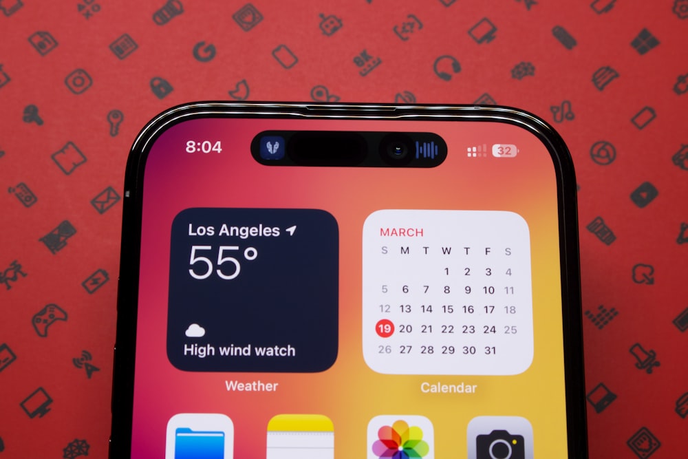 Un primer plano de un teléfono celular con un calendario en la pantalla