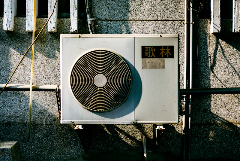 Vägghängd inomhusenhet för luftvärmepump i bostad