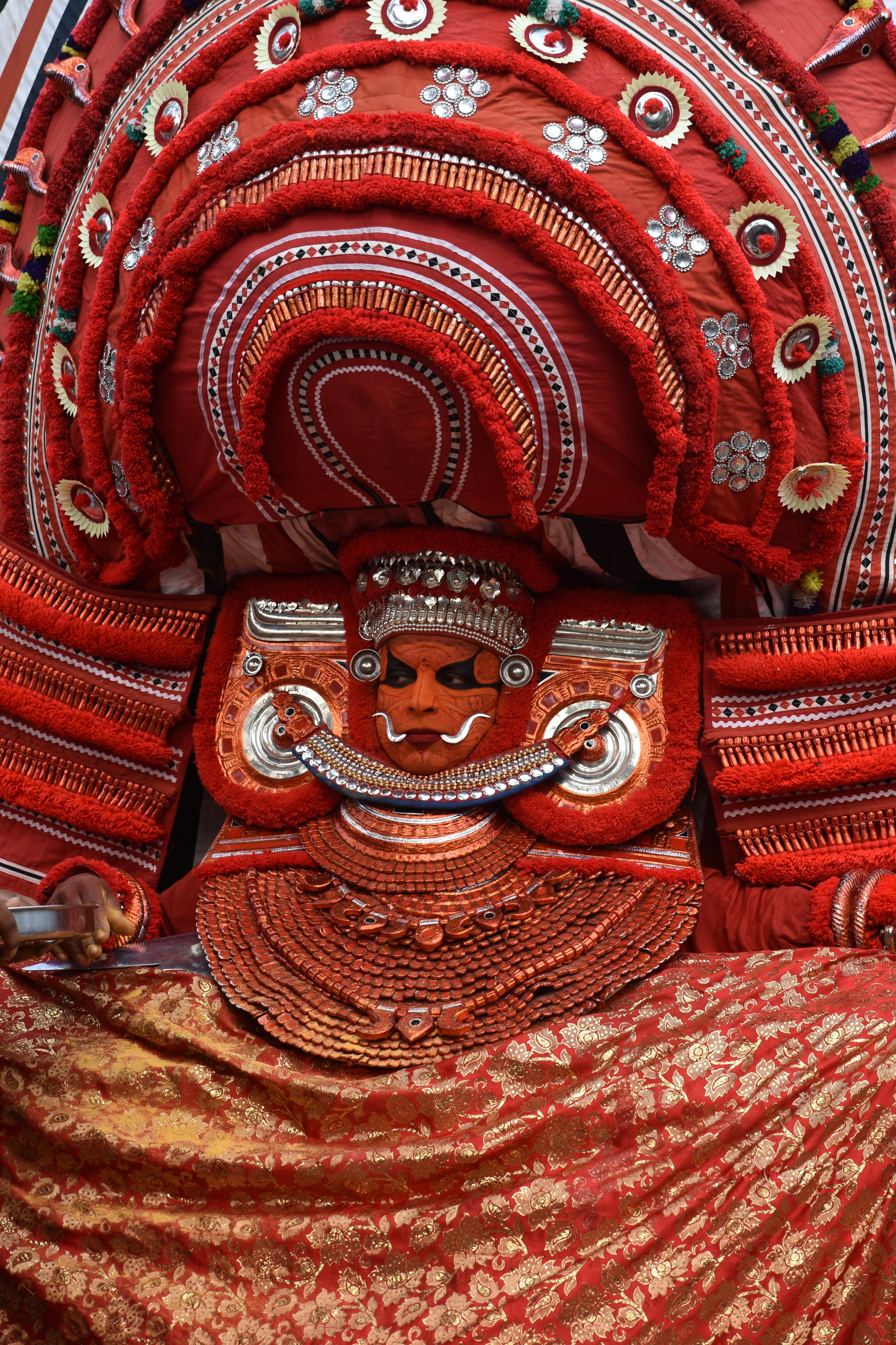 eine Statue einer Frau in einem roten Kleid