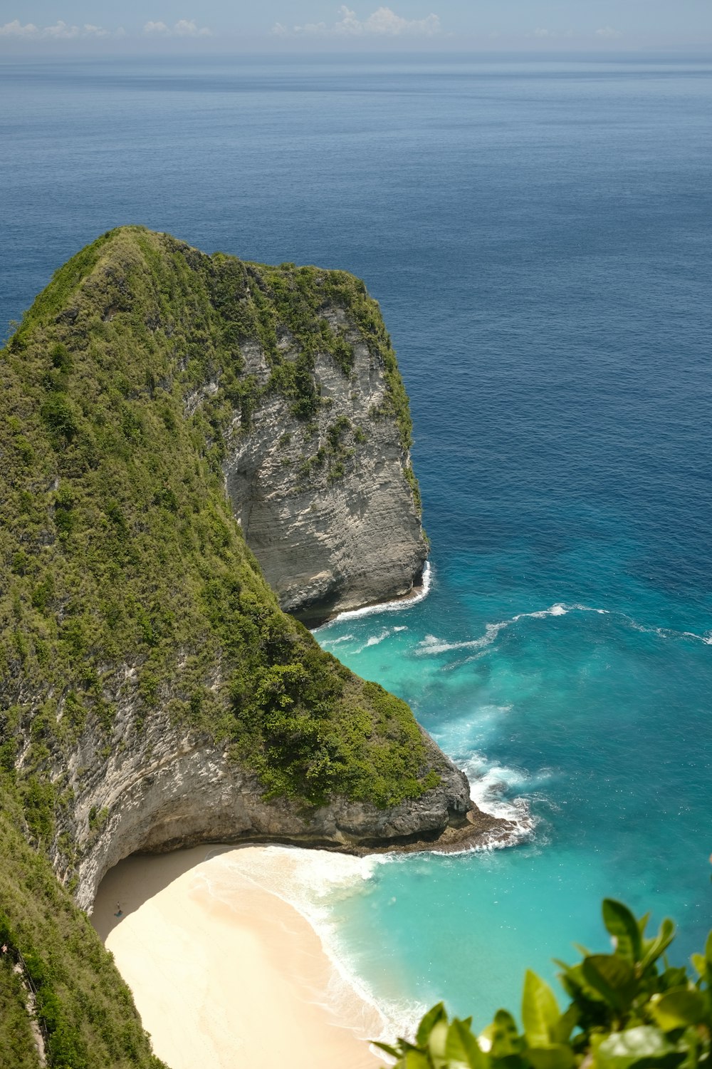 una vista di una spiaggia da una scogliera