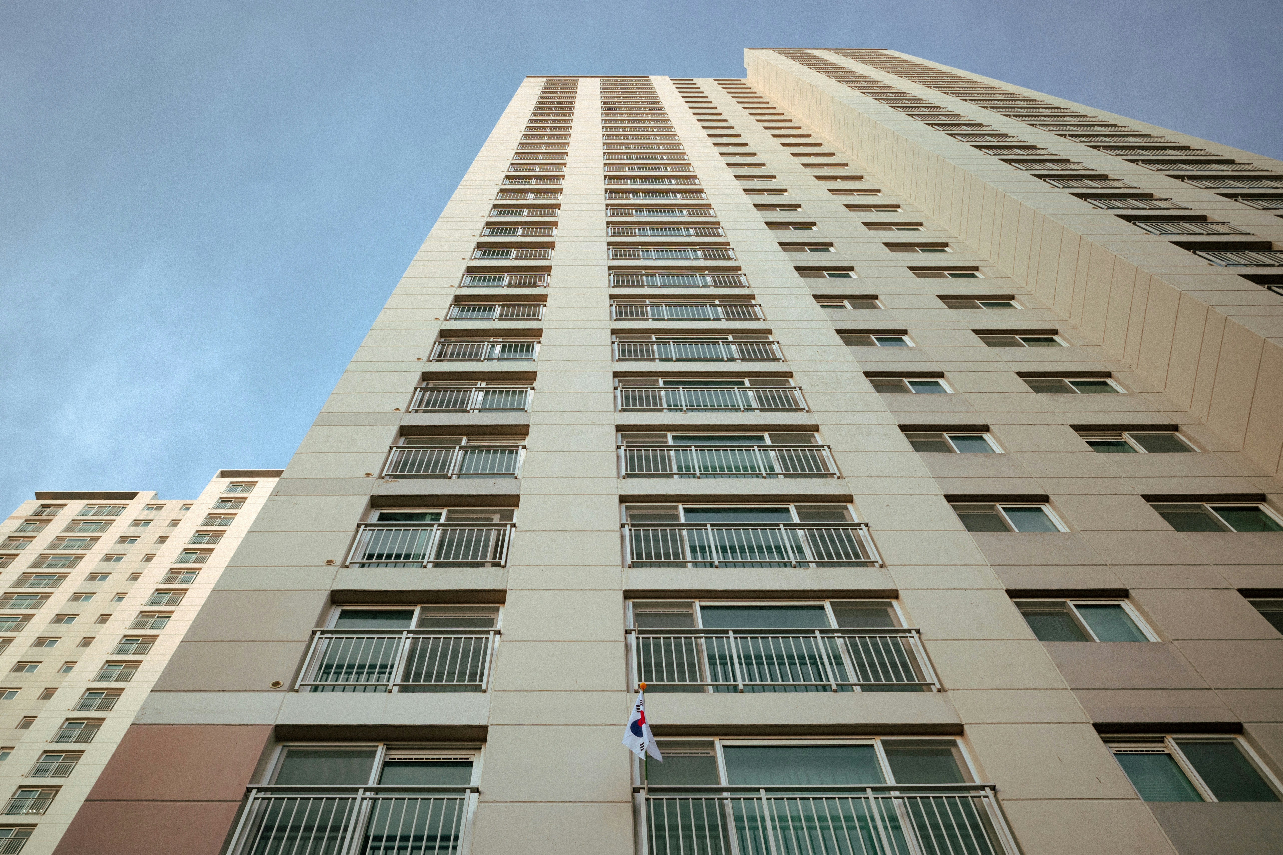 un grand immeuble avec des balcons et des balcons