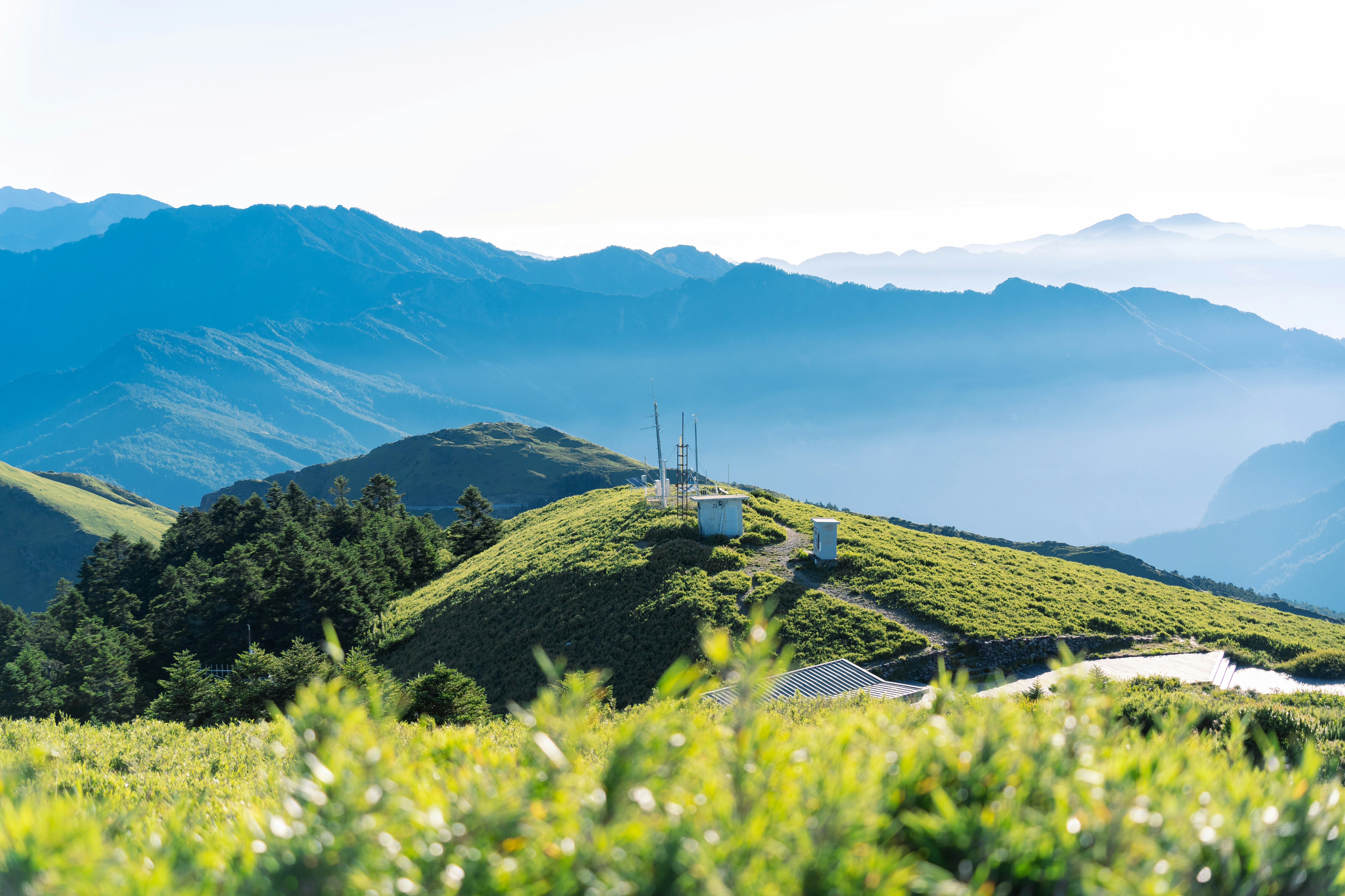 uma estrada subindo uma colina com uma montanha ao fundo