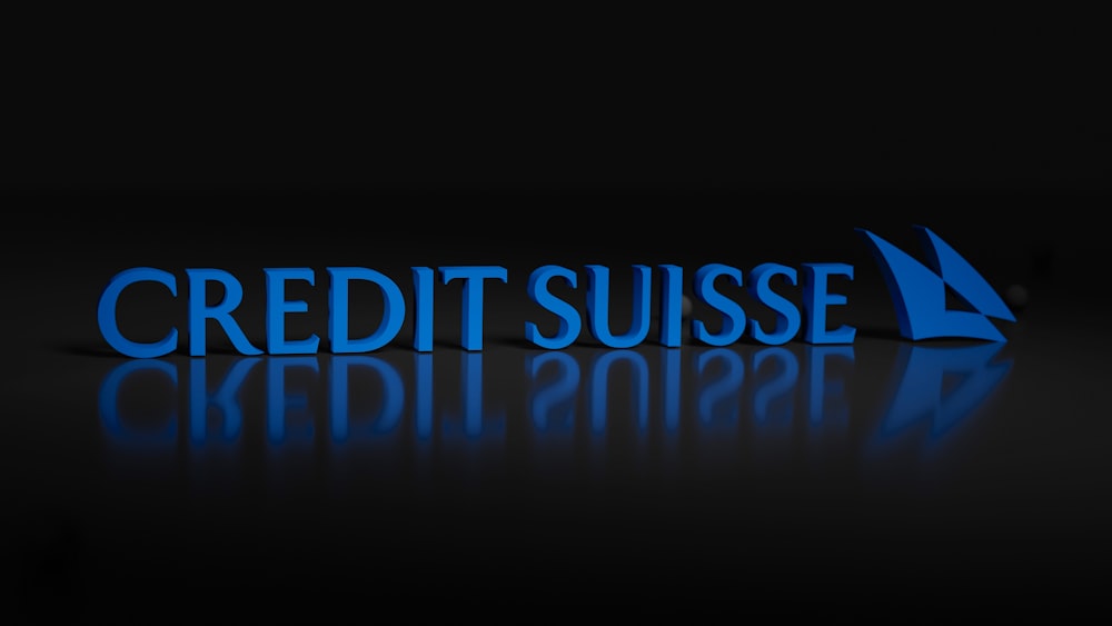 Les mots Credit suise sont illuminés dans le noir