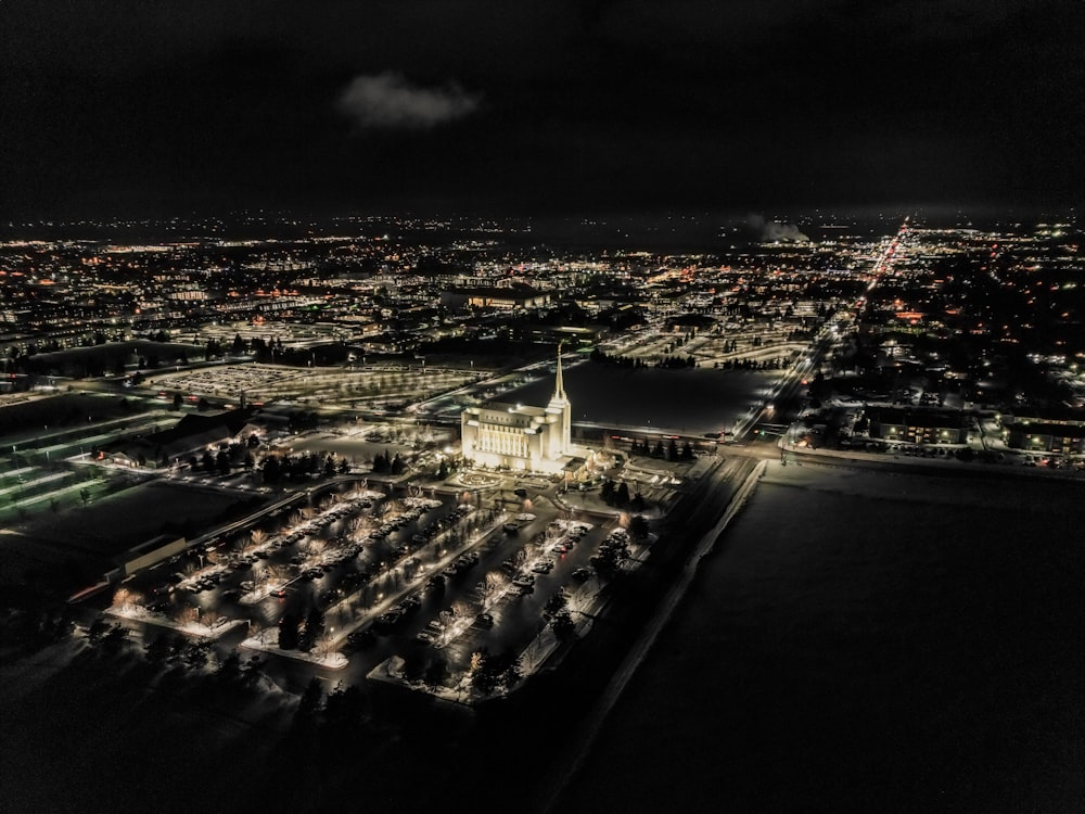 Una vista aérea de una ciudad por la noche