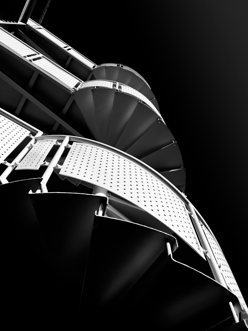 Una foto en blanco y negro de una escalera de caracol