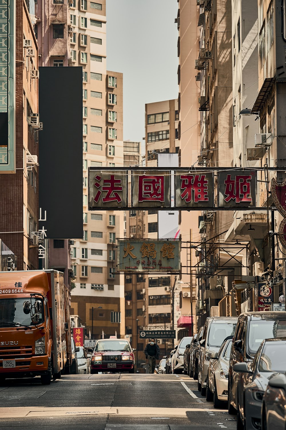 a city street filled with lots of traffic