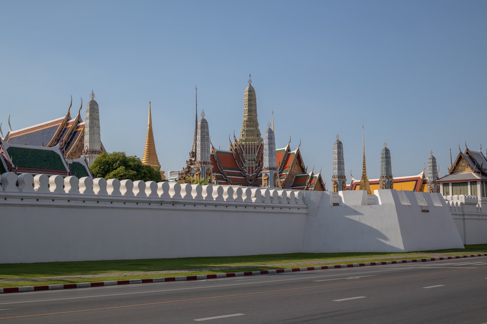 una gran pared blanca con un edificio al fondo