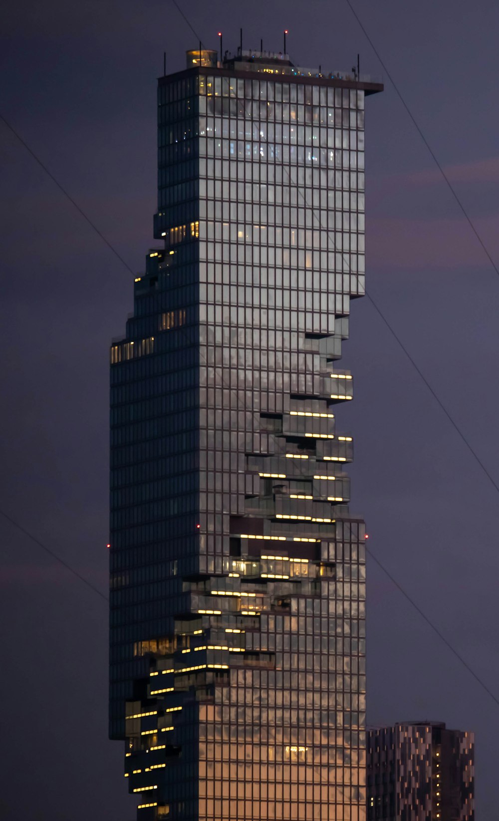 Ein sehr hohes Gebäude mit vielen Lichtern