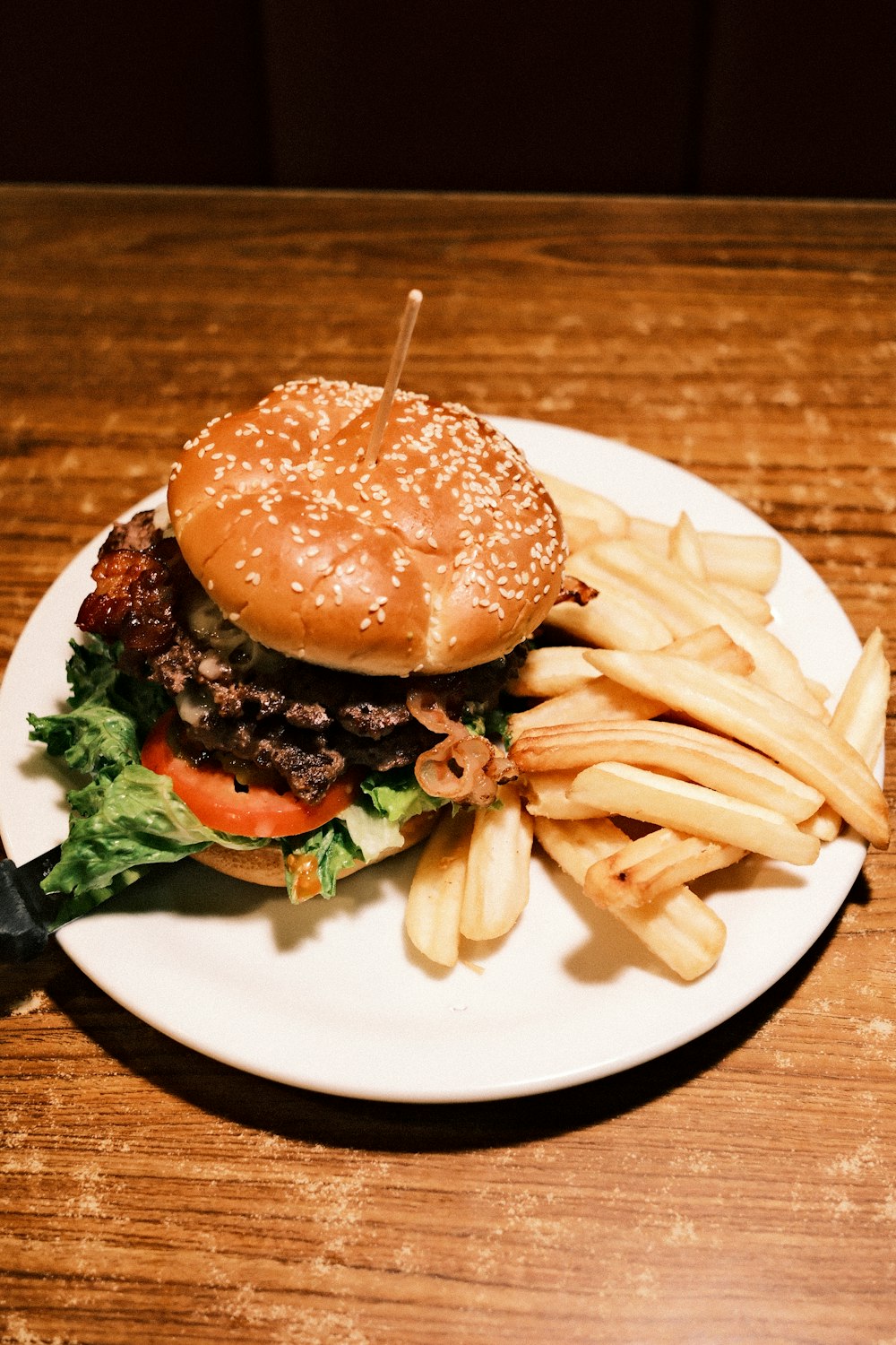 Ein Hamburger und Pommes frites auf einem Teller