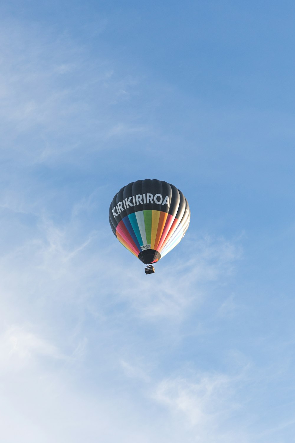 montgolfière pliée lumineuse volant dans le ciel bleu dans un