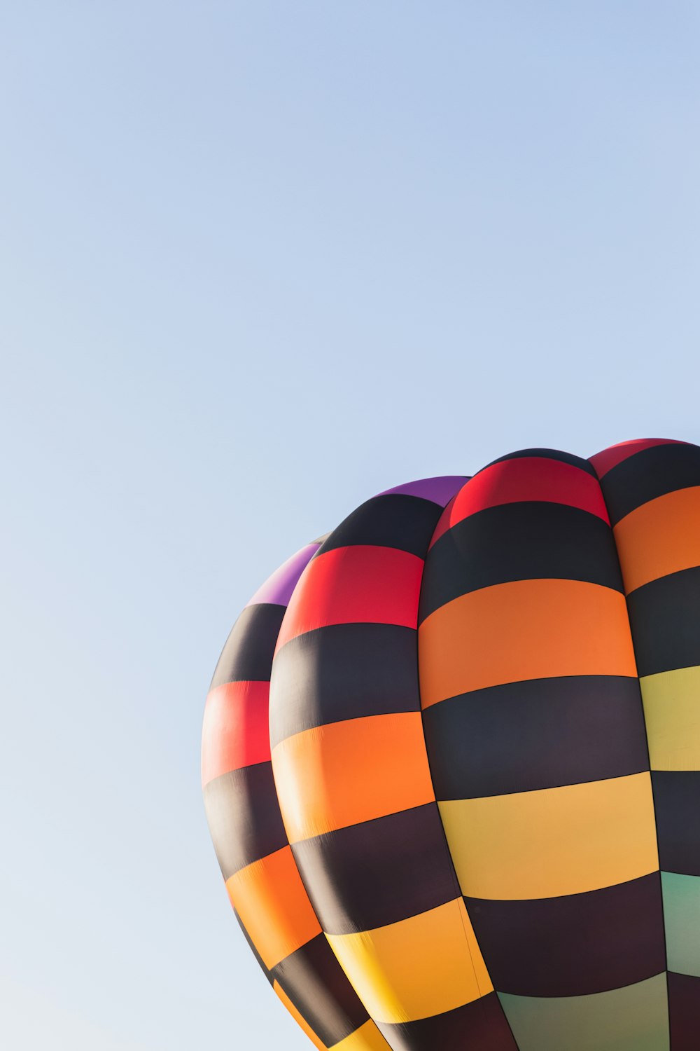 空を飛ぶカラフルな熱気球のグループ