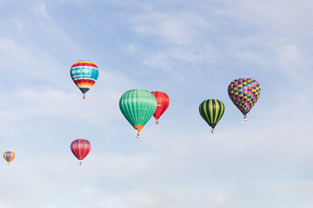 空を飛ぶ熱気球のグループ