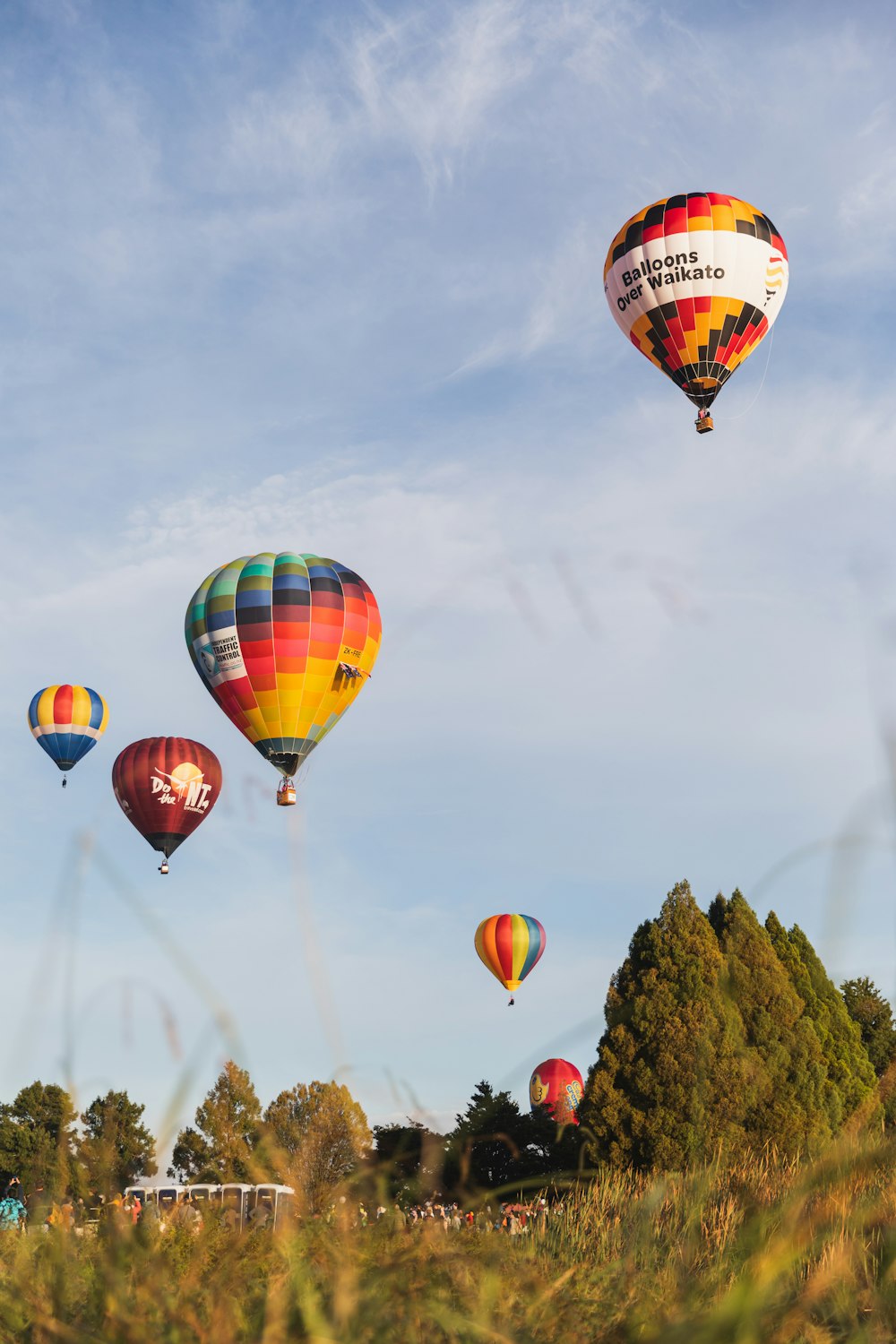 Ein Haufen Heißluftballons, die am Himmel fliegen