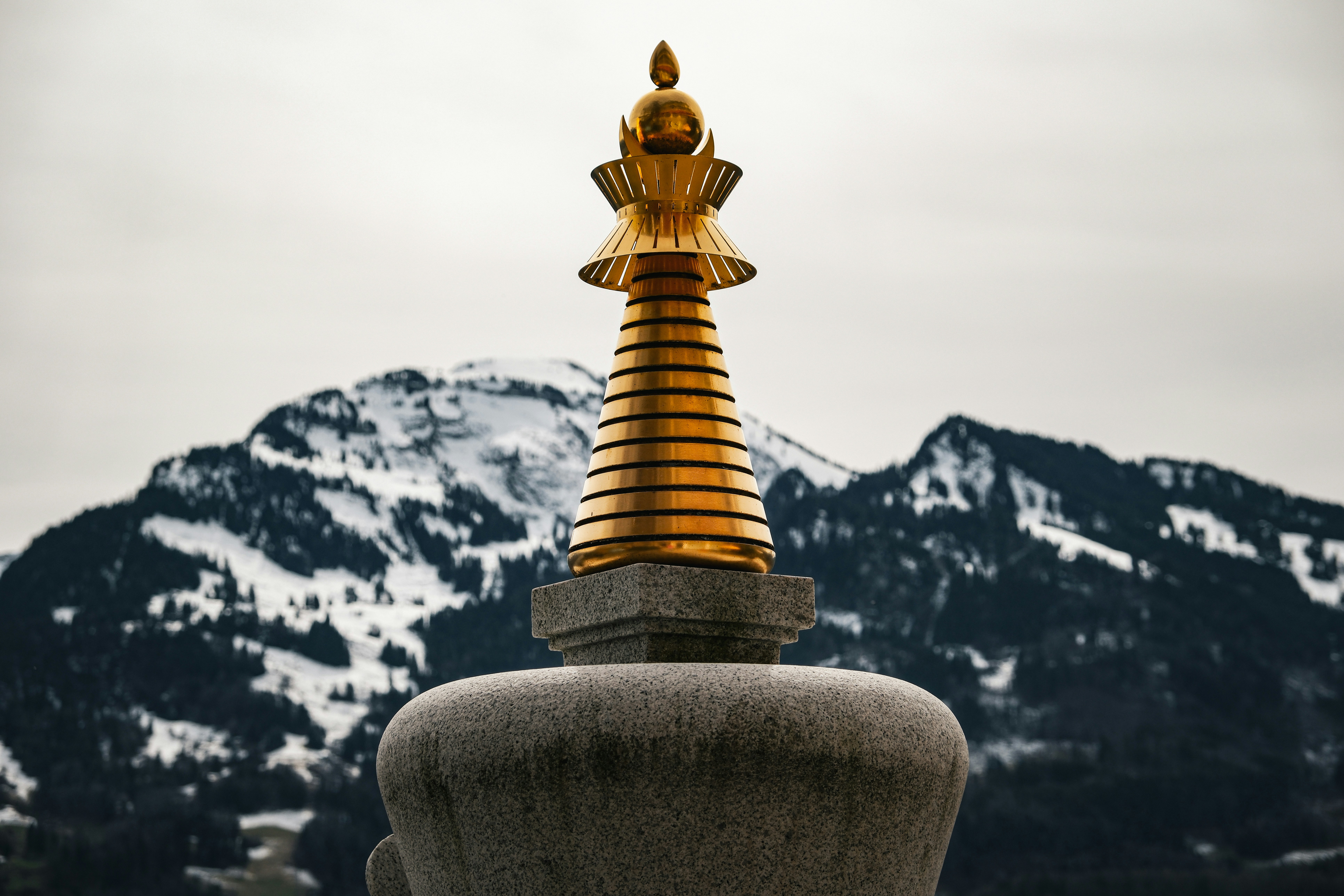 stupa dorée sous la lumière matinale