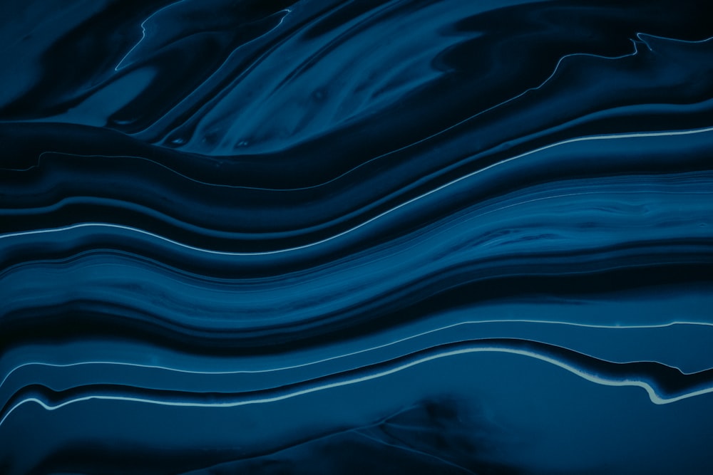 ein abstrakter blauer Hintergrund mit wellenförmigen Linien
