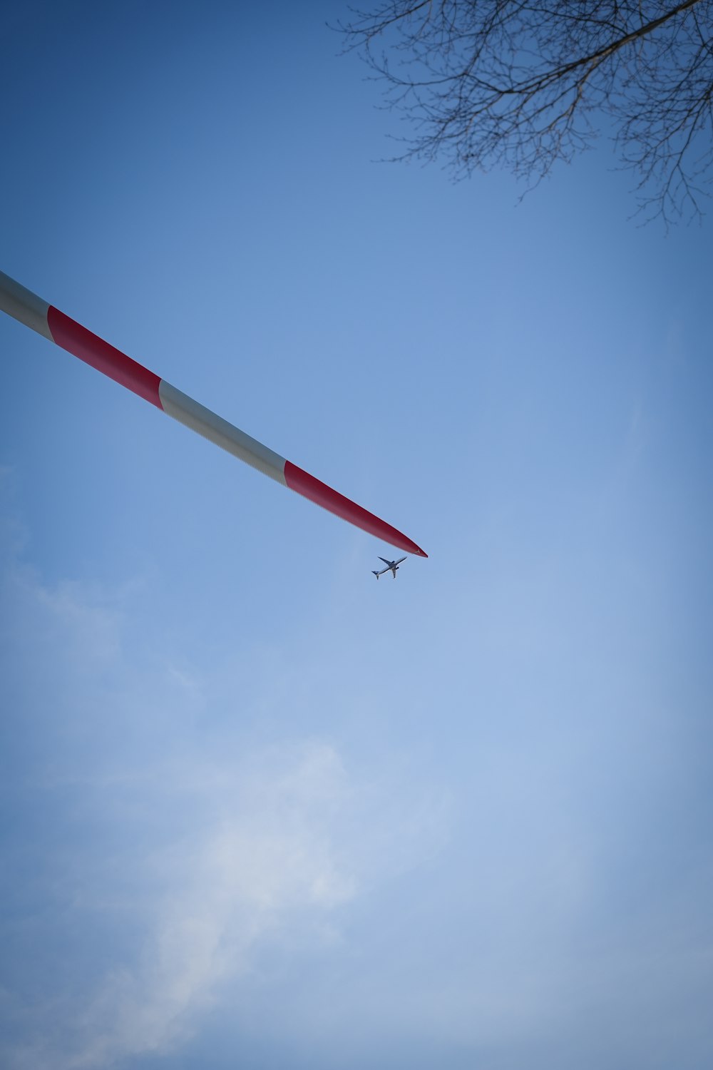 Un avión volando en el cielo con una franja roja y blanca