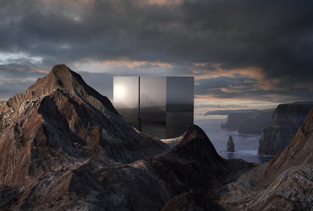 Un edificio futuristico in cima a una montagna