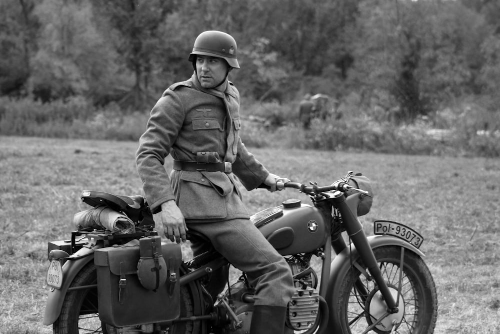 Un hombre de uniforme sentado en una motocicleta