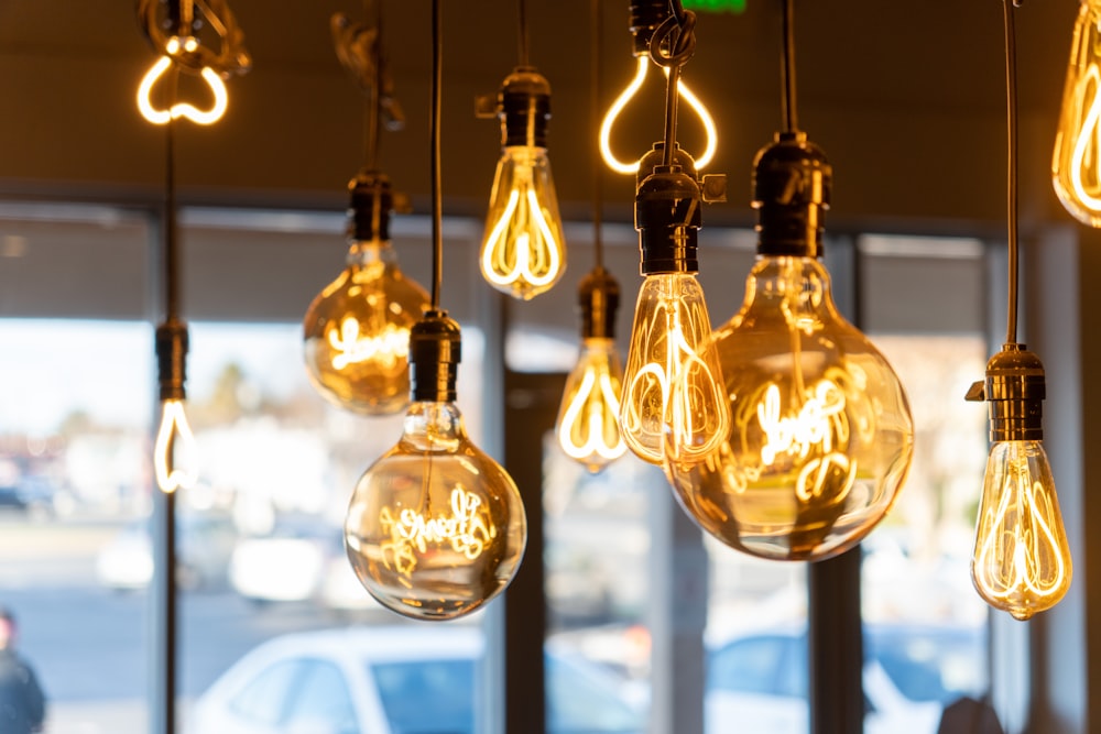 a bunch of light bulbs hanging from a ceiling