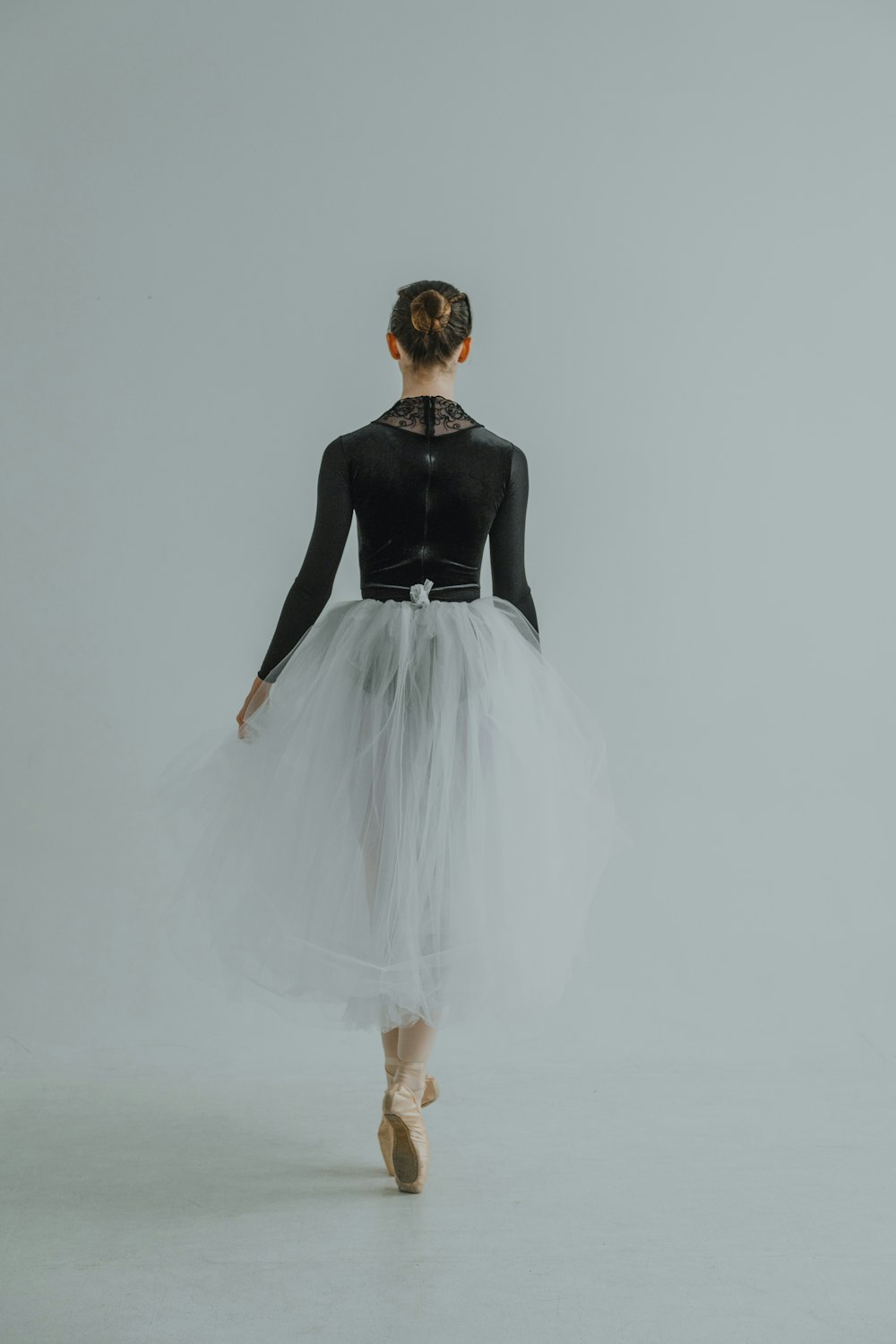Foto Una mujer con un tutú blanco y un top negro – Bailando Imagen en  Unsplash