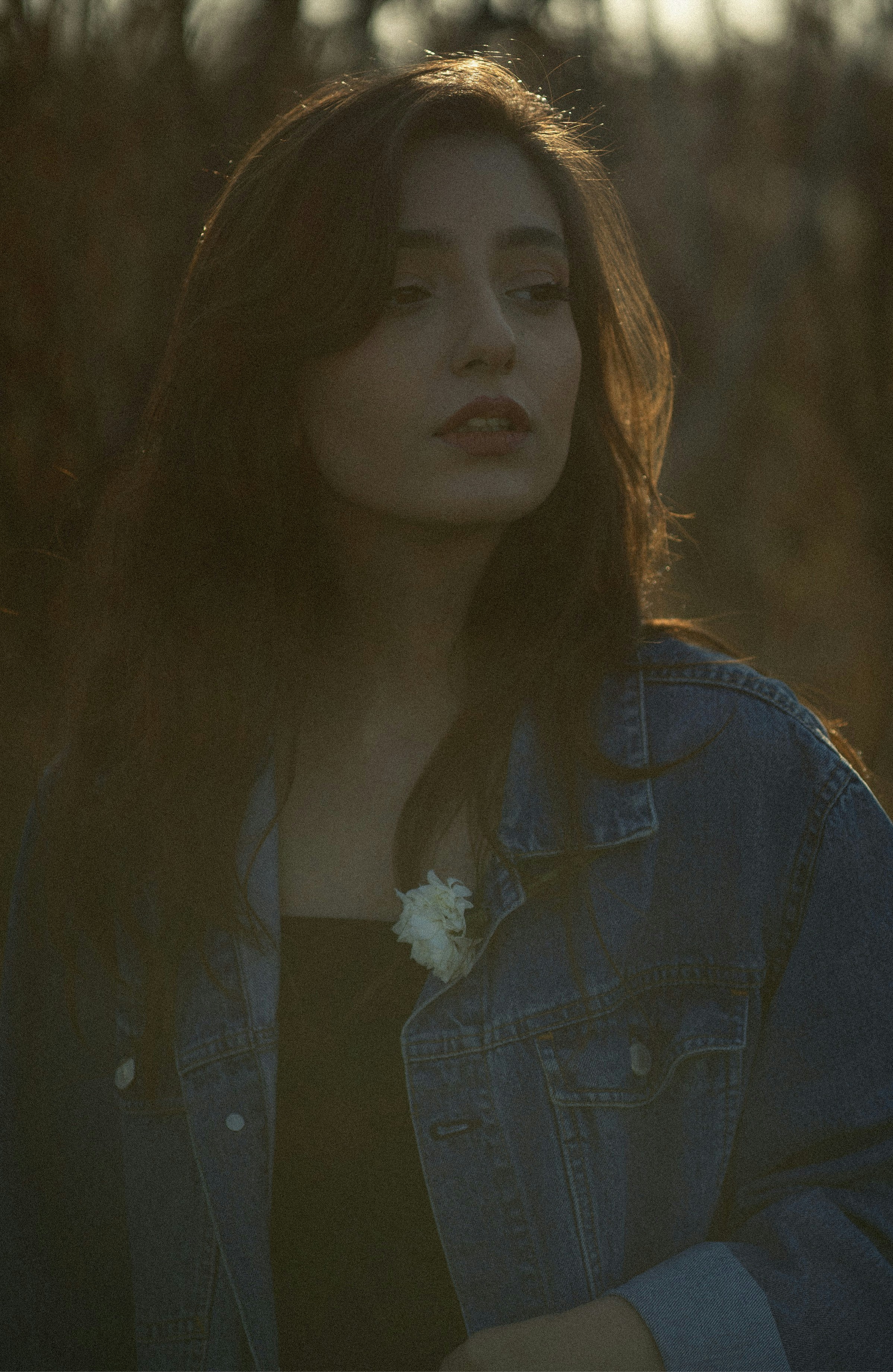 Una mujer con cabello largo con una chaqueta de jean