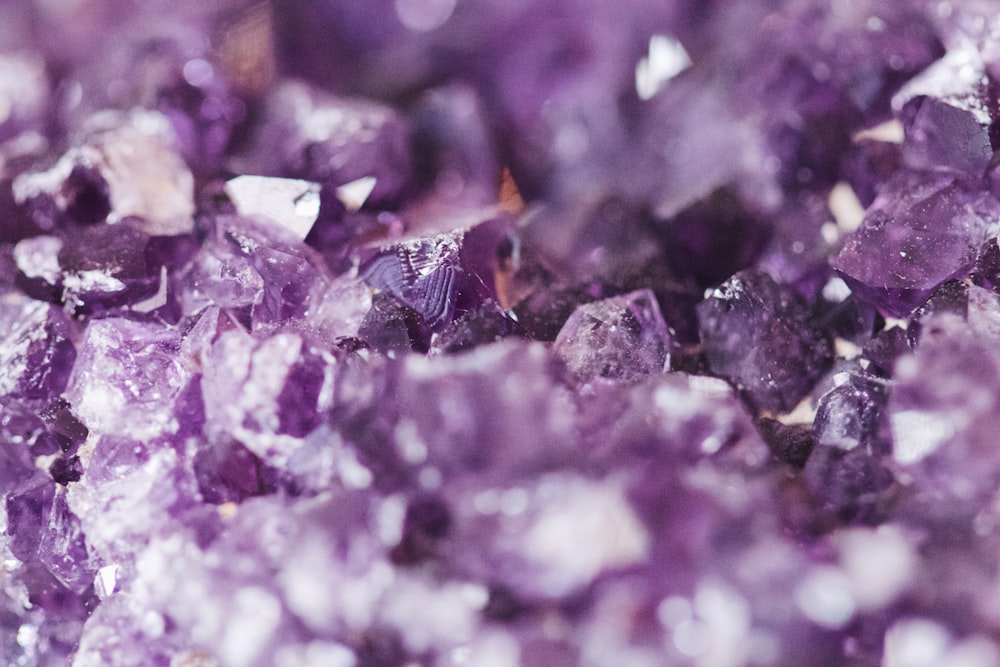 Un primer plano de un montón de cristales púrpuras