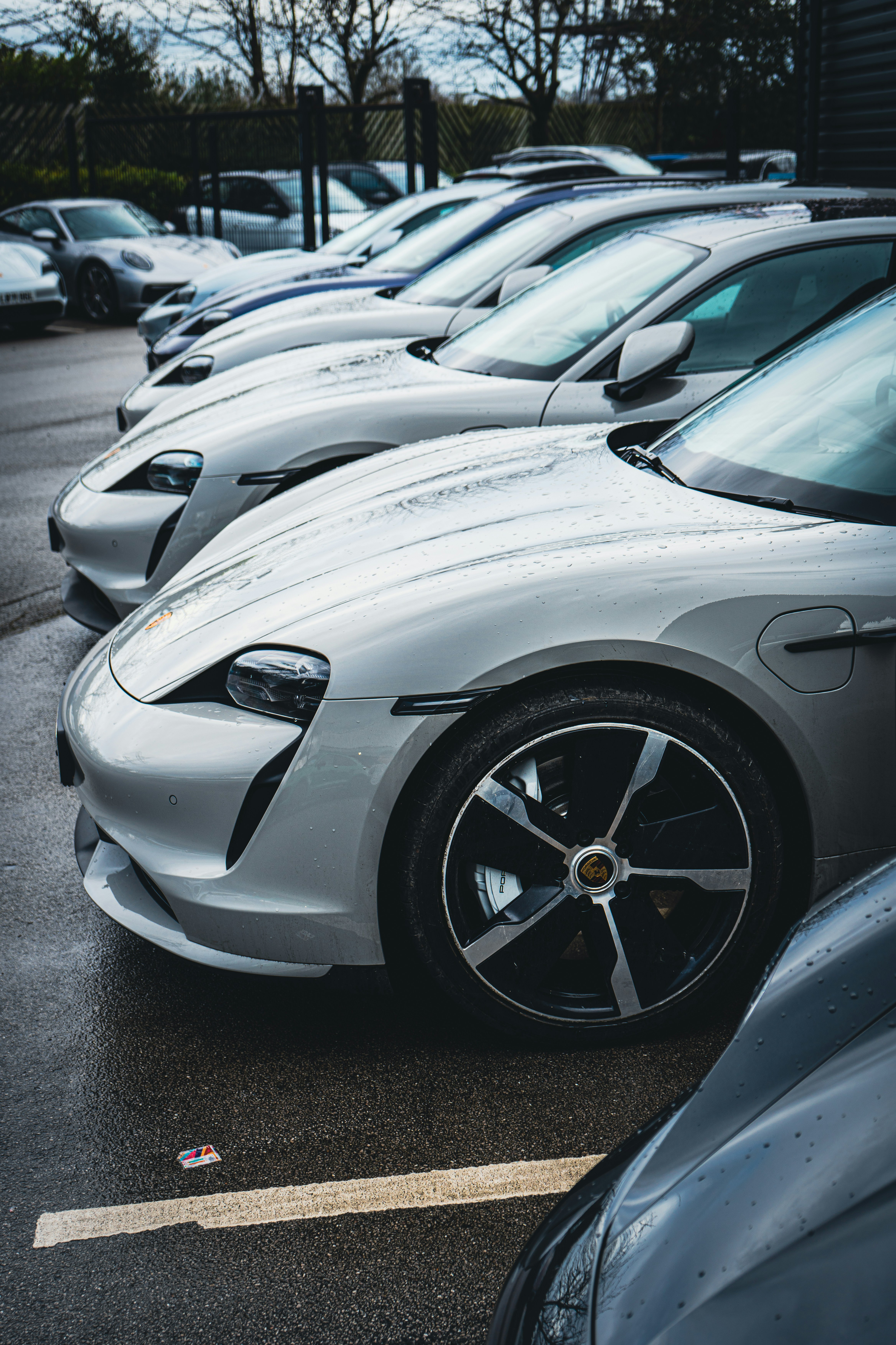 photo-1679395608159-fc1e6f1c1d01?ixid=M3wxMjA3fDB8MXxzZWFyY2h8MTB8fGNhciUyMGZpbmFuY2UlMjBvcHRpb25zfGVufDB8fHx8MTc2OTg1NjkyNXww\u0026ixlib=rb-4.1.0