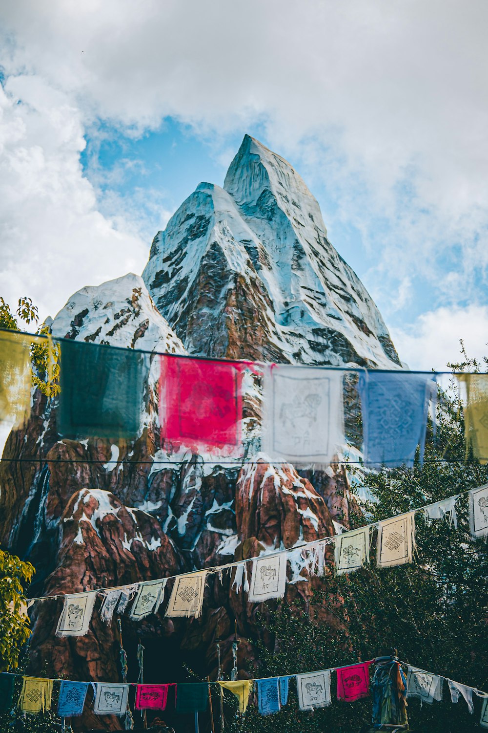 Una montaña cubierta de muchas banderas de colores