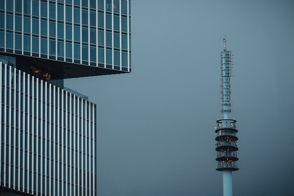 Ein sehr hohes Gebäude neben einem sehr hohen Turm