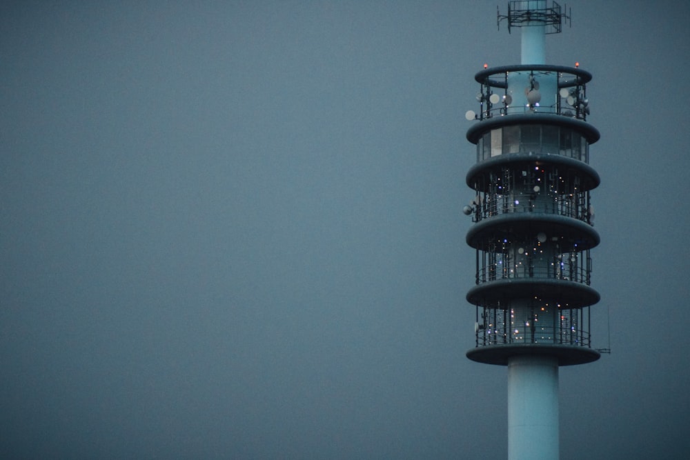 Ein sehr hoher Turm mit einer Uhr an der Seite