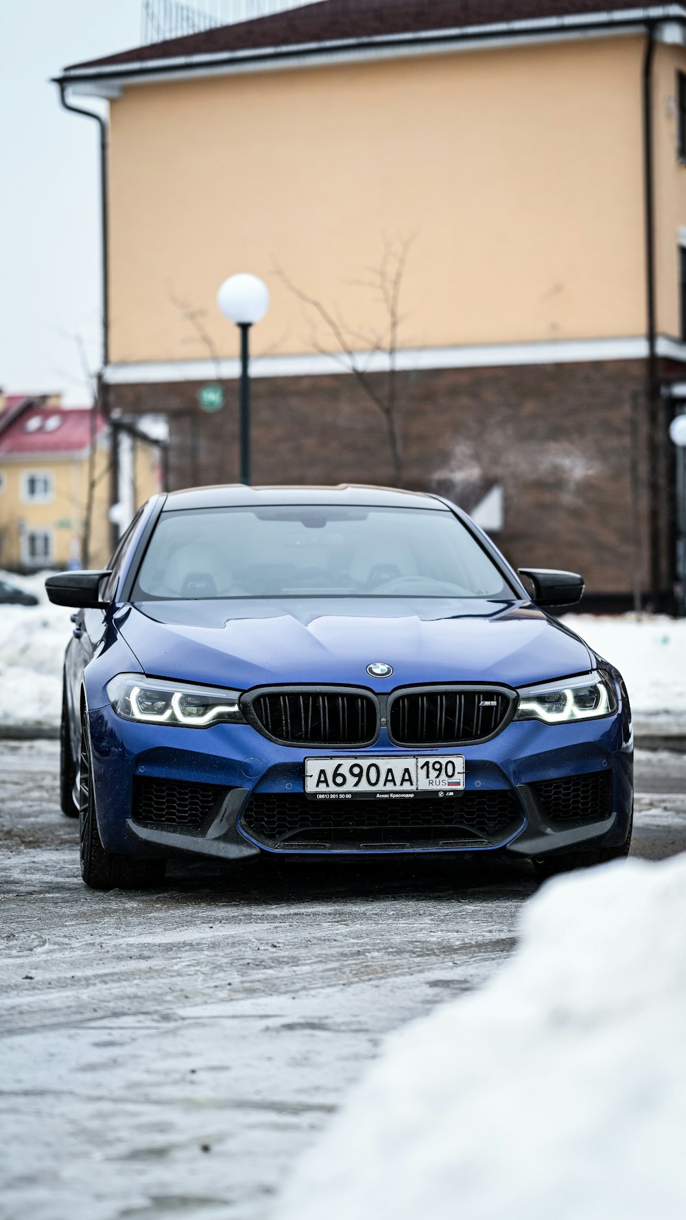 um carro azul estacionado em frente a um edifício