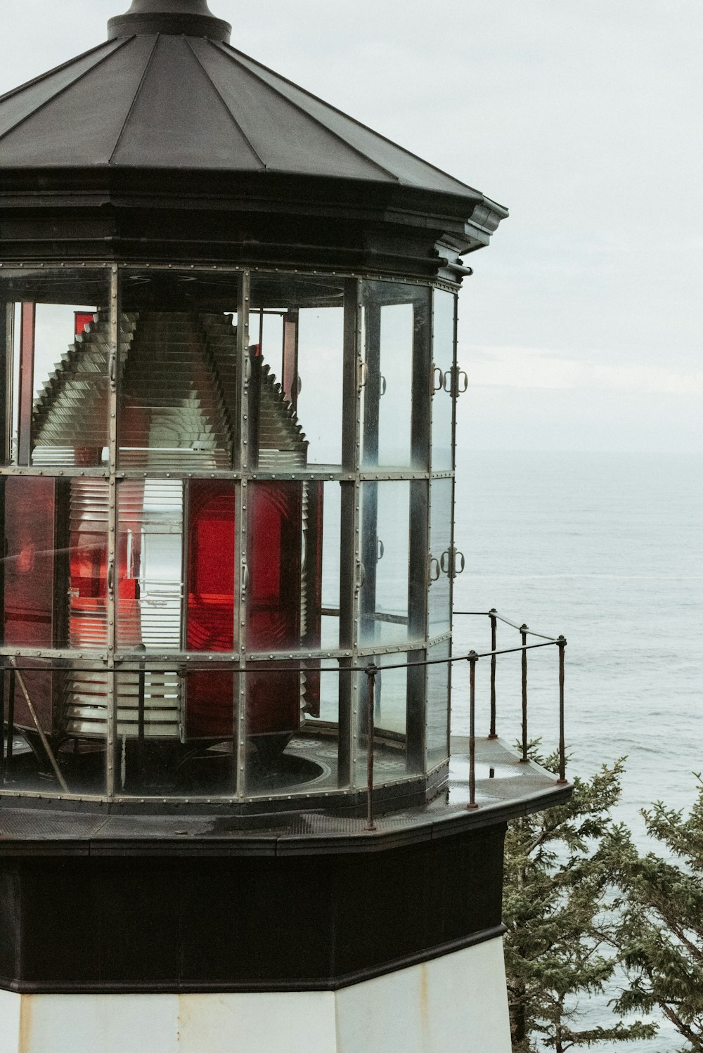 Un phare assis au sommet d’une falaise au bord de l’océan