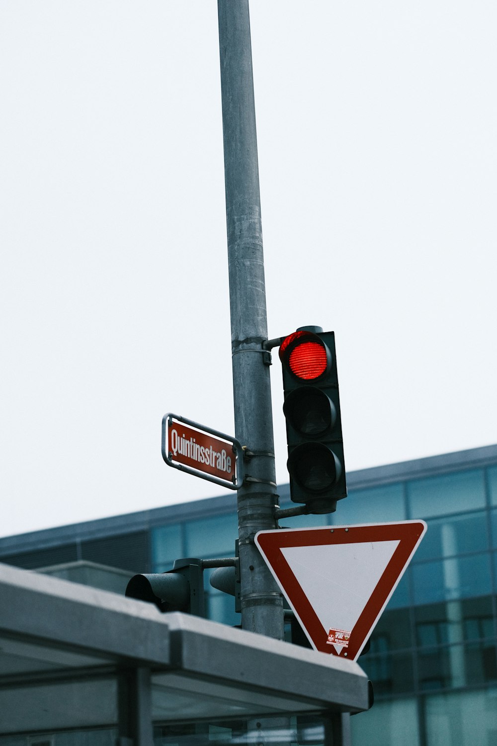 Un semaforo e un segnale stradale su un palo foto – Magonza