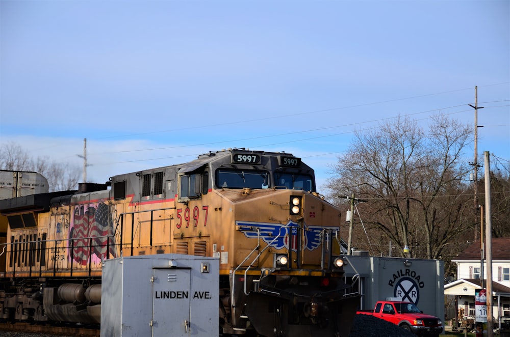 a train traveling down train tracks next to a building