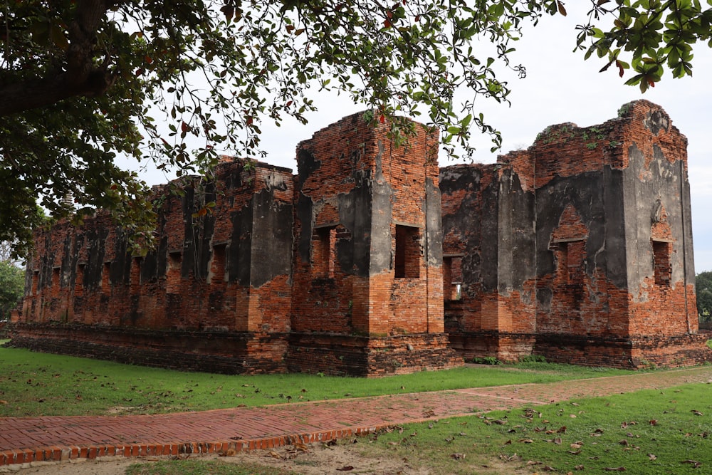 les ruines d’un grand bâtiment au milieu d’un champ