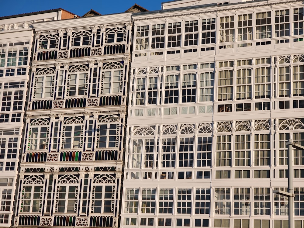 Un gran edificio blanco con muchas ventanas