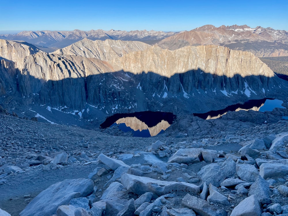 una vista di una catena montuosa da una zona rocciosa