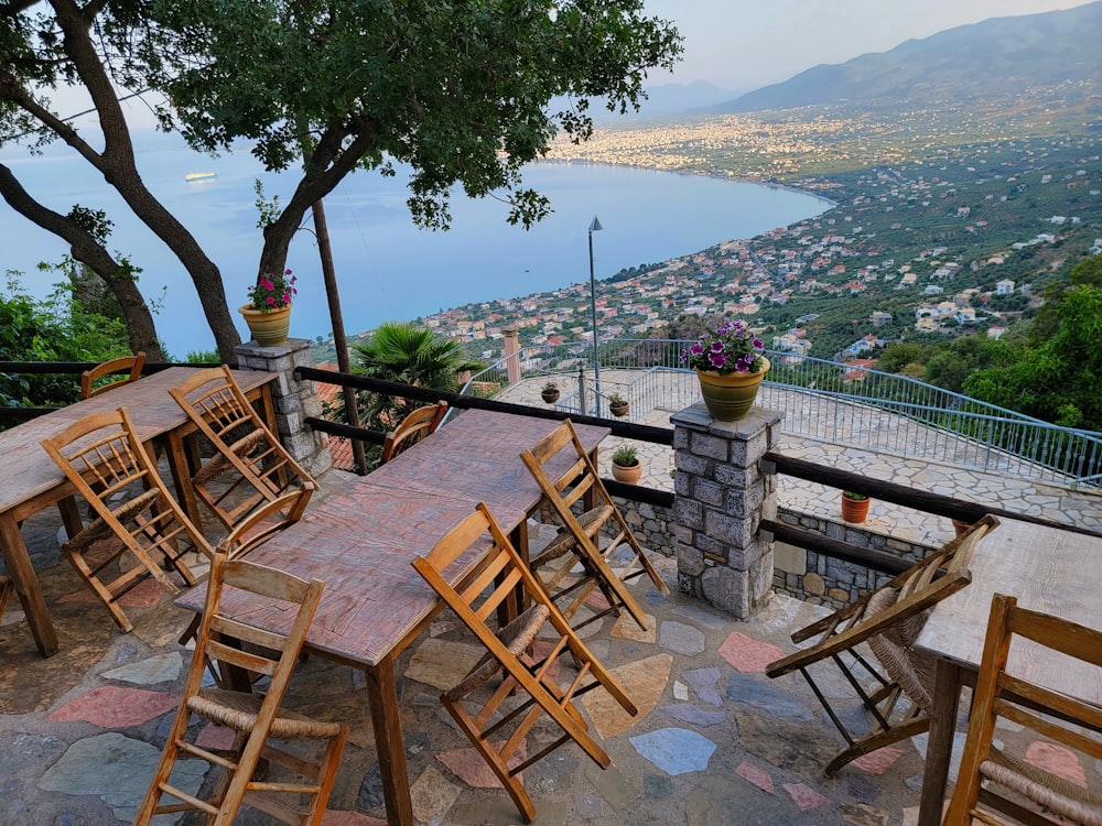 una mesa y sillas en un patio con vistas a un cuerpo de agua