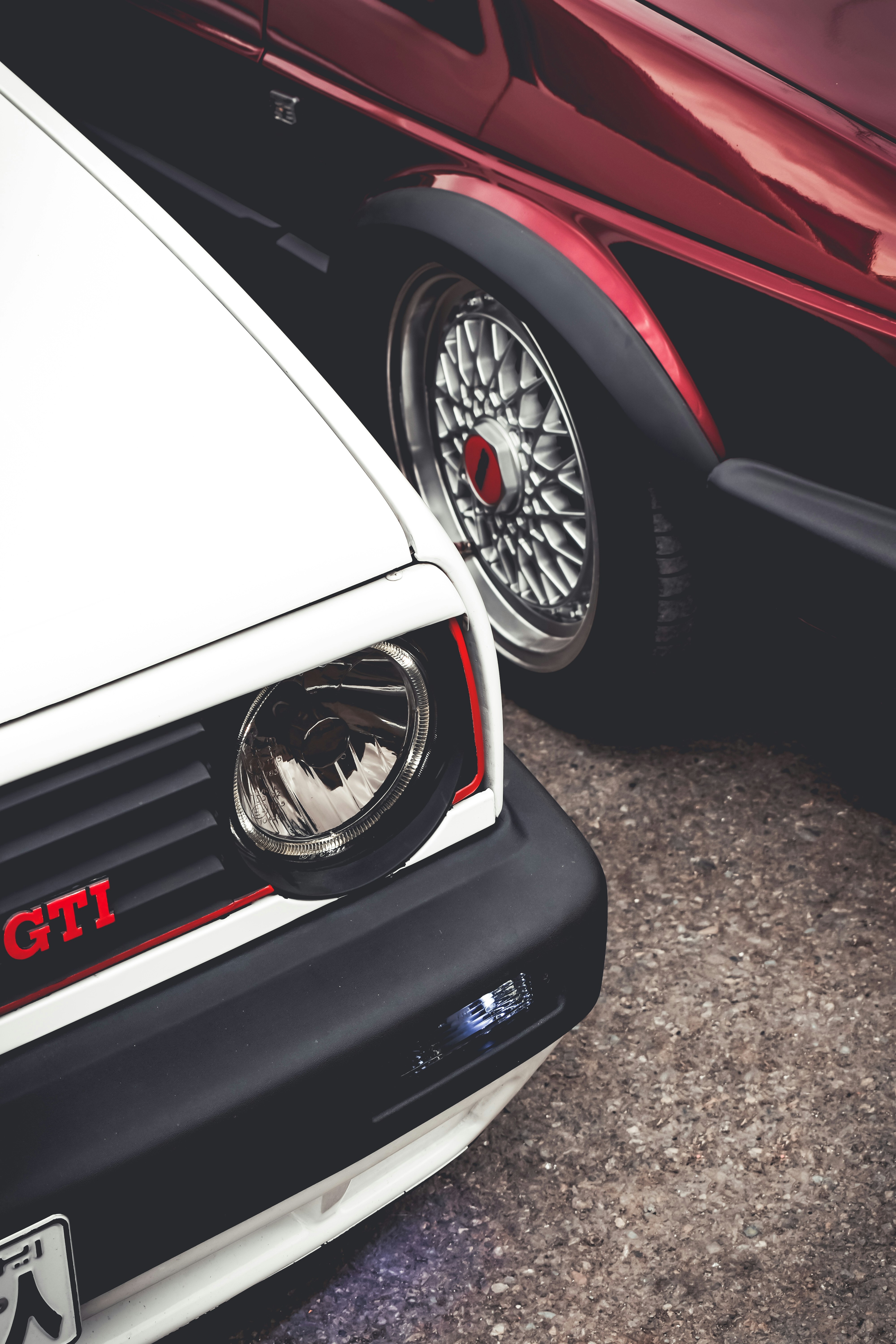 Dos autos estacionados uno al lado del otro en un estacionamiento