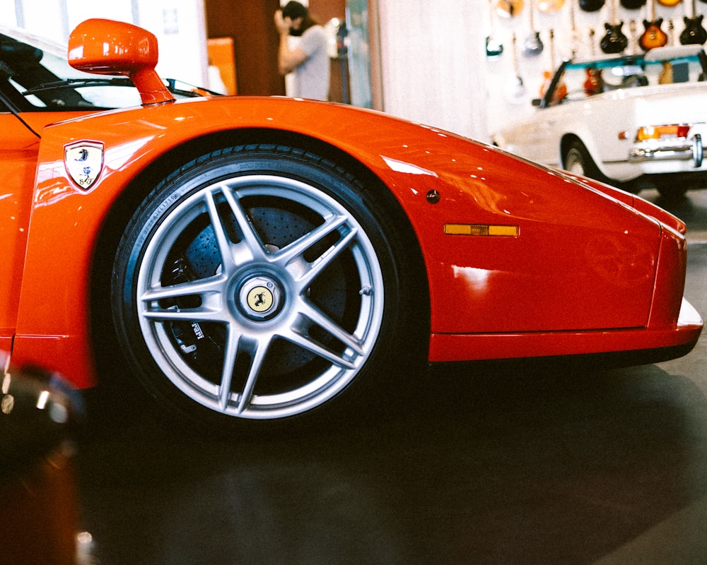 Ein roter Sportwagen in einer Garage geparkt