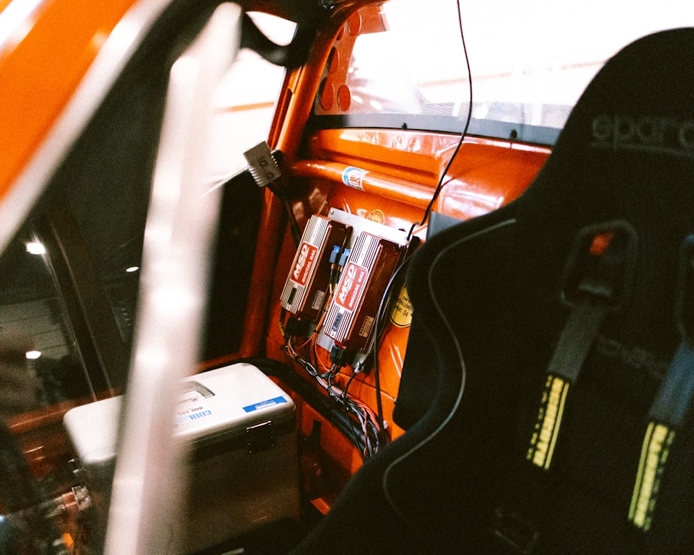 Der Innenraum eines Lkw mit orangefarbenem Interieur