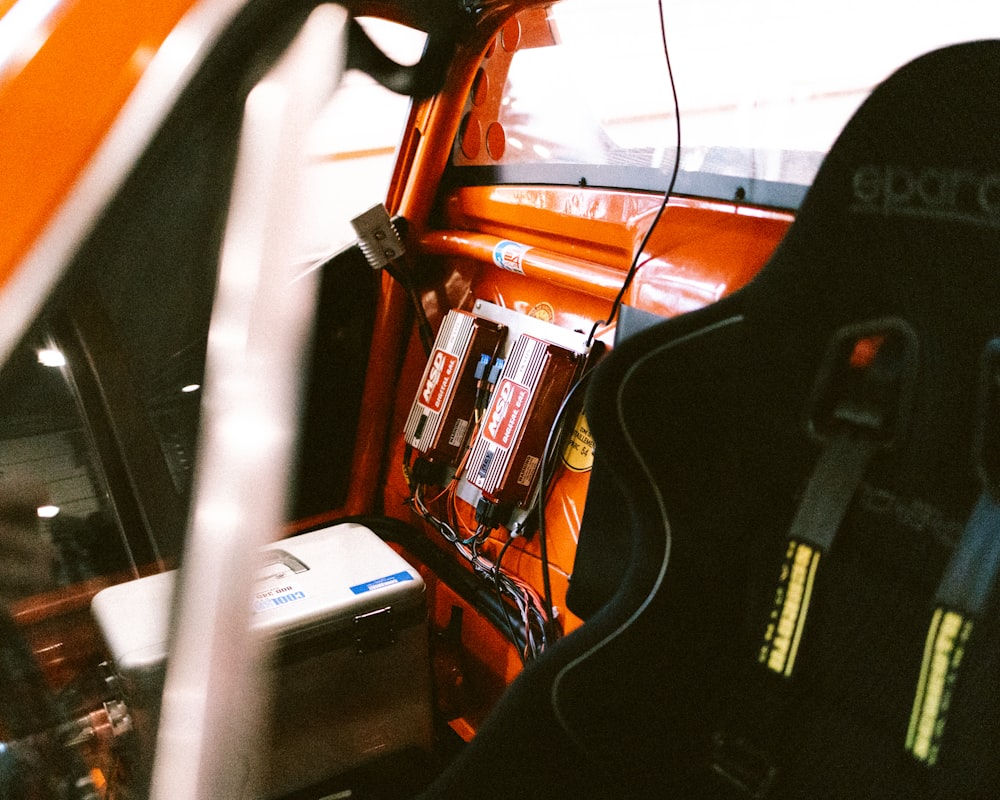 El interior de un camión con un interior naranja