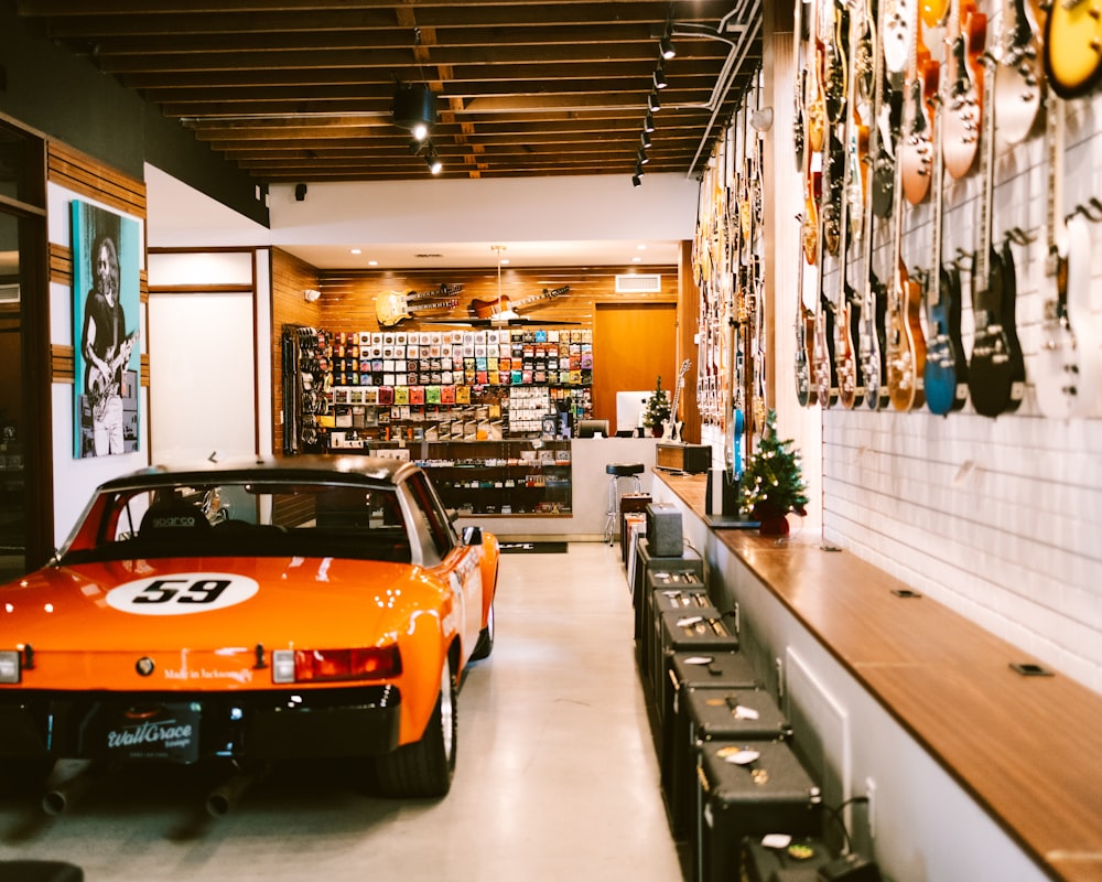 Un auto deportivo naranja está estacionado en una tienda