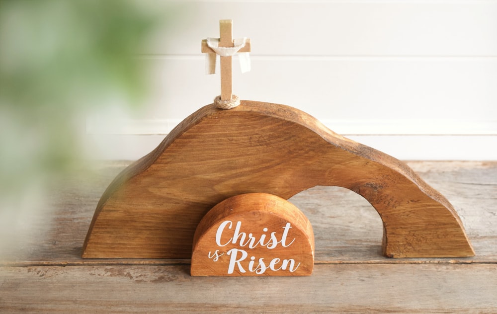 une croix en bois au-dessus d’un support en bois