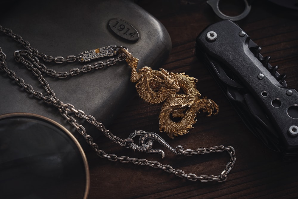 Foto Una pistola, un cuchillo y una cadena sobre una mesa – Imagen  Accesorios gratis en Unsplash