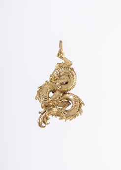 A beautifully crafted accessory featuring an auspicious dragon design.