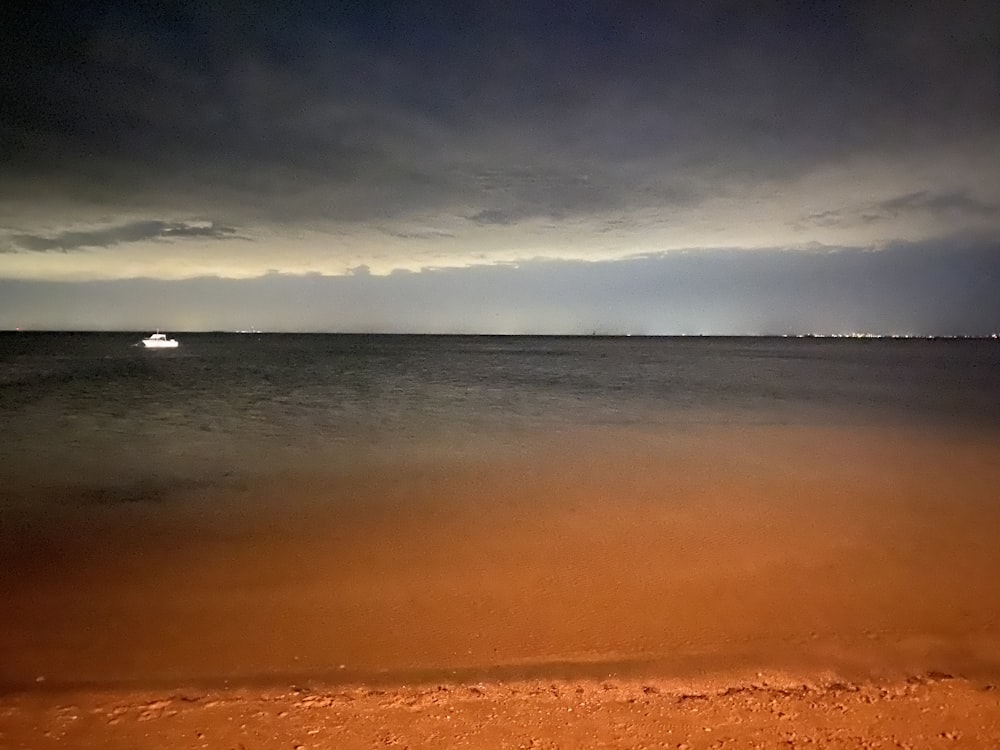 Ein Boot auf dem Ozean unter einem bewölkten Himmel